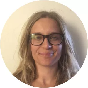 Nina Méd - Literary critic