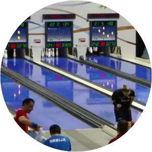 Nine-pin bowling