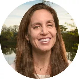 Nínive Clements Calegari