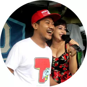 Om Wawes - Musical artist