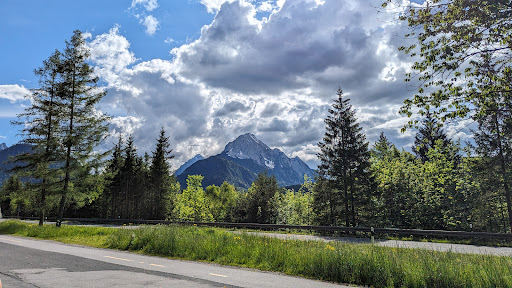 Parkplatz mit Ausblick - Parking lot in Mittenwald, Germany