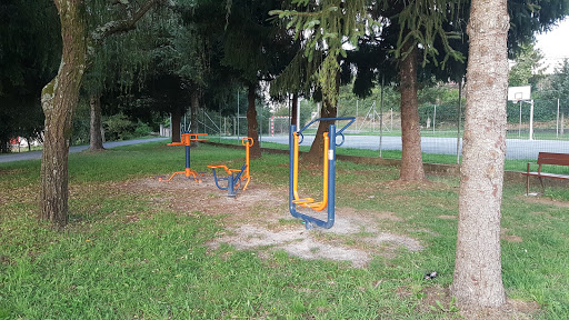 Parque infantil e pista deportiva