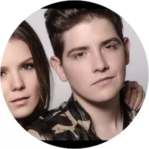 Pau y Davo - Musical group