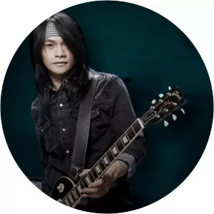 Pee Saderd Musician - Thai singer