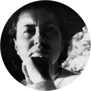 Pembe Marmara - Poet