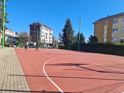 Pista roja de baloncesto - Basketball court in Lugo, Spain