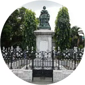 Queen Isabel II Statue - 