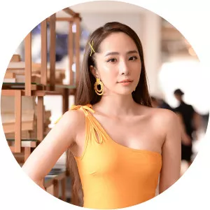 Quynh Nga - Singer