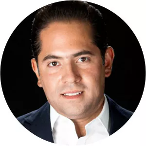 Raul BolañosCacho Cue