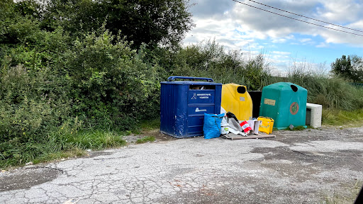 Reciclaje de basuras - Recycling drop-off location in Spain