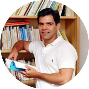 Roberto G. Fernández