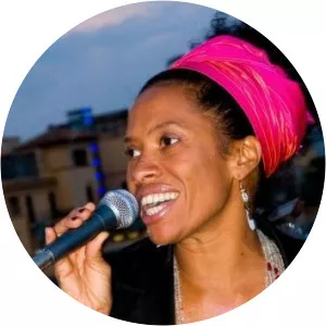 sueli costa rosa emília