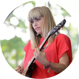 Sara Landeau - Guitarist