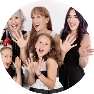 Sarah-Émilie Deschamps - Singer ‧ Yvon Deschamps' daughter