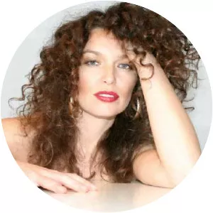 Sarah Linhares - Musical artist