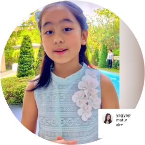 Scarlet Snow Belo photograph