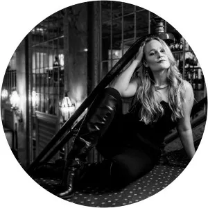 Siena Licht Miller - Singer