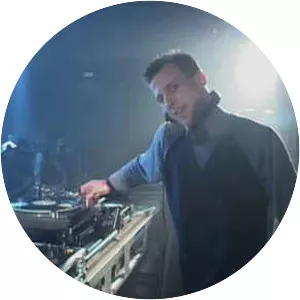 Simon Eve - Musical artist