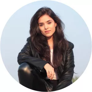 Simran Dhanwani - YouTuber