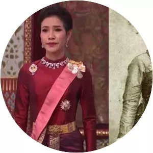 Sineenat Wongvajirapakdi photograph