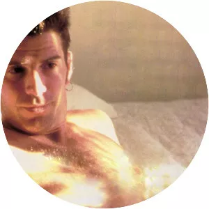 Skin & Bone - 1996 ‧ Drama/LGBT ‧ 1h 50m