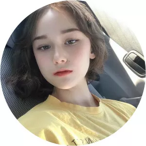 Sofia Chwe - Vernon's sister