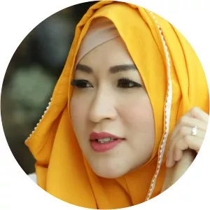 Sri Mulyati Gunawan - Okie Agustina's mother