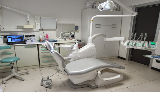 Studio odontoiatrico Dott. Solari Cecile - Implantologia, carie, sbiancamento - Dentist in Chiavari, Italy