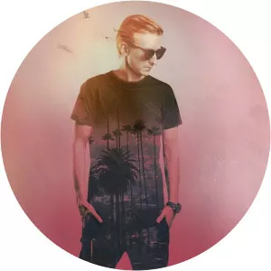 the distance / riddick svet - Musical artist