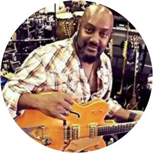 Tariqh Akoni - Guitarist