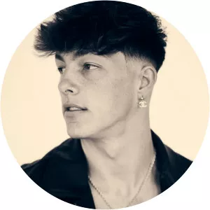 Tayler Holder - YouTuber