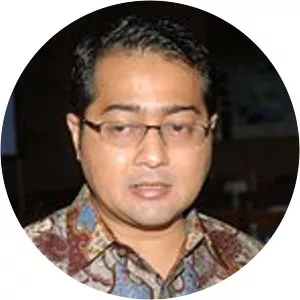 Teuku Riefky Harsa