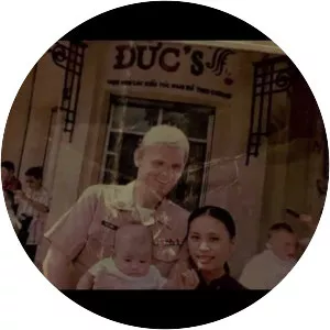 The Beautiful Country - 2004 ‧ Indie film/Drama ‧ 2h 6m