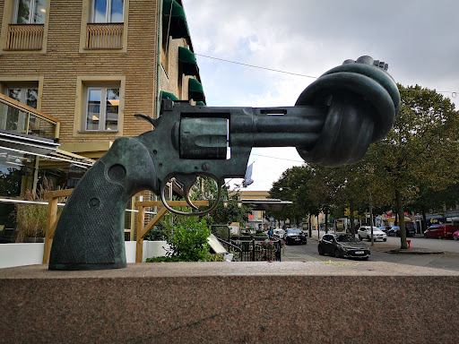 The Knotted Gun - Sculpture in Gothenburg, Sweden