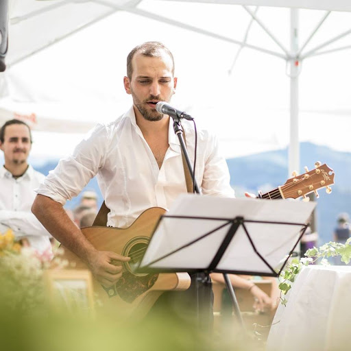 Tobias Waltl Musiker; Alleinunterhalter; Gesangslehrer; Gitarrenlehrer - Musician in Sankt Ulrich am Pillersee, Austria