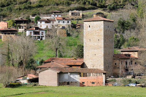 Torre y palacio de Villanueva photograph