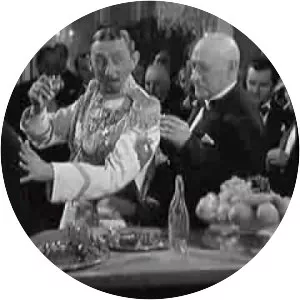 Tři vejce do skla - 1937 ‧ Comedy/Crime ‧ 1h 34m