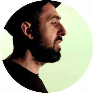 Umăr la Umăr - Musical artist