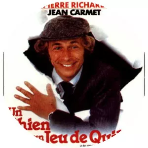 Un chien dans un jeu de quilles