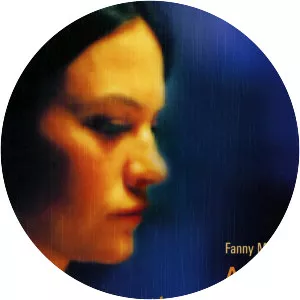 Une jeune fille à la fenêtre