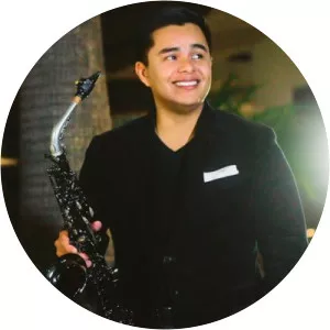 Uriel Vega - Music maker