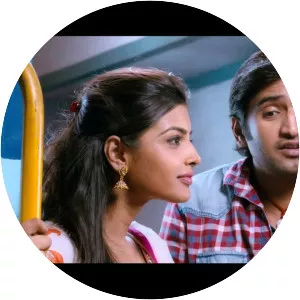 Vallavanukku Pullum Aayudham