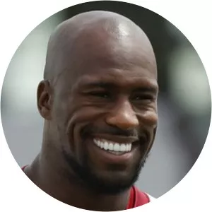 Vernon Davis - American football tight end