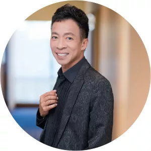 Việt Hoàn - Singer