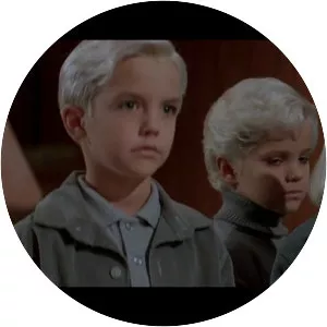 Village of the Damned - 1995 ‧ Fantasy/Science Fiction ‧ 1h 39m