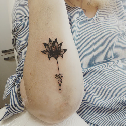 White Cat tattooist body art