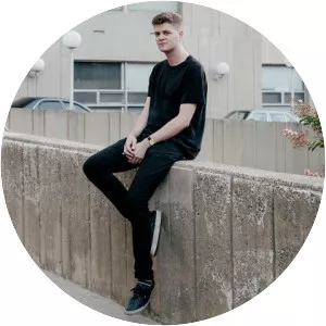 youngr wingtip photograph