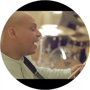 Yami Aloelela - Singer