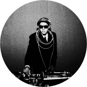 yoga fire tocadiscos trez - Musical artist