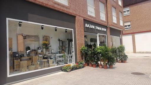 YUAN HOU SL - Store in Arriondas, Spain
